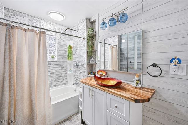 1032 Hartwood Road NW, Magnolia, OH 44643