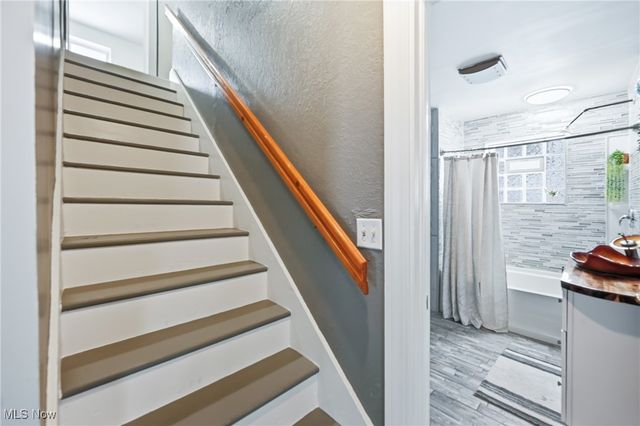 1032 Hartwood Road NW, Magnolia, OH 44643