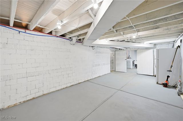 1032 Hartwood Road NW, Magnolia, OH 44643