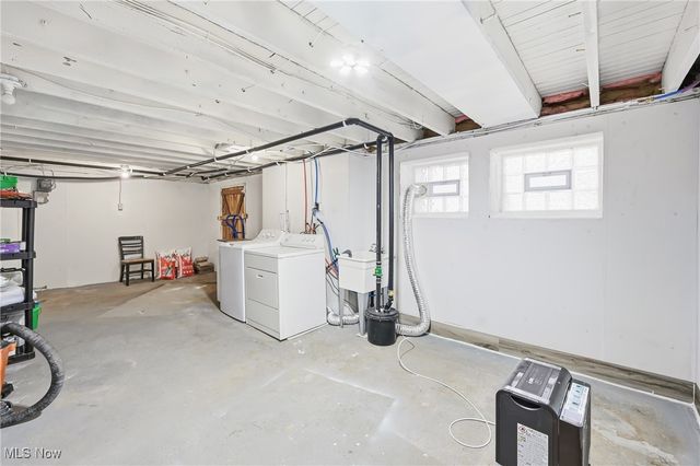 1032 Hartwood Road NW, Magnolia, OH 44643