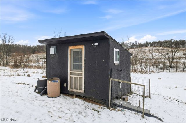 1032 Hartwood Road NW, Magnolia, OH 44643