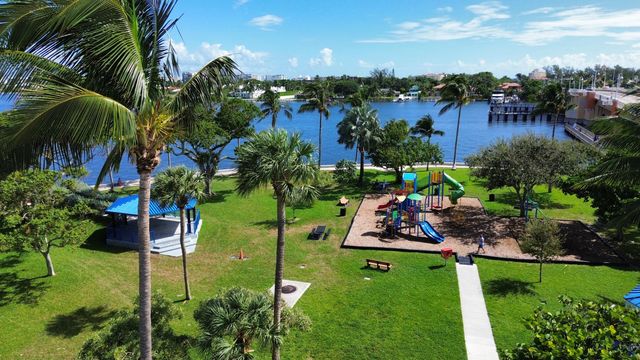 814 S Lake Drive, Lantana, FL 33462