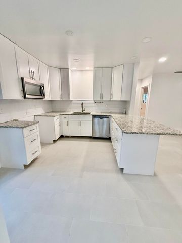 814 S Lake Drive, Lantana, FL 33462