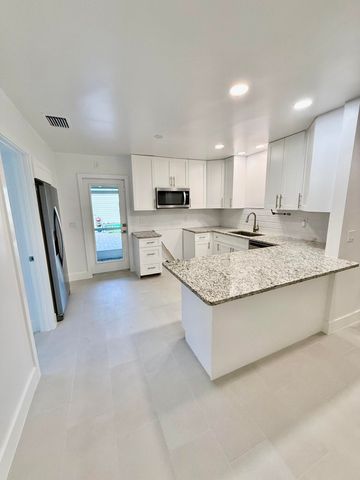 814 S Lake Drive, Lantana, FL 33462