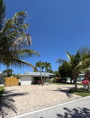 814 S Lake Drive, Lantana, FL 33462