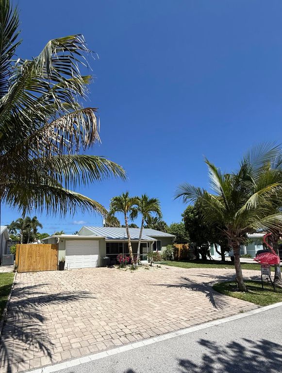 814 S Lake Drive, Lantana, FL 33462