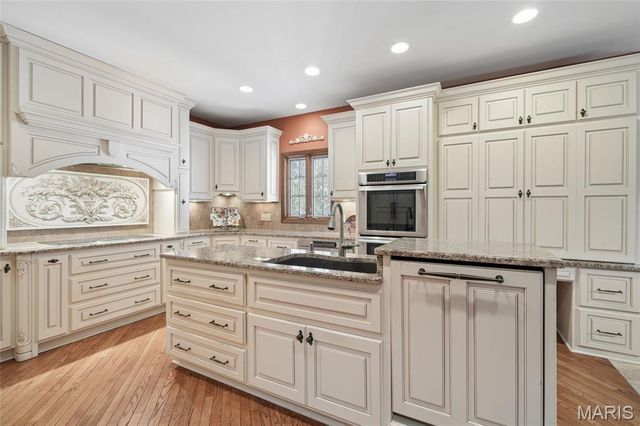 5716 Lilac Trails Drive, St Louis, MO 63128