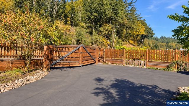 10646 Sunnyside Rd SE, Jefferson, OR 97352