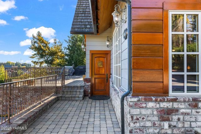 901 N 66th Ave, Yakima, WA 98908