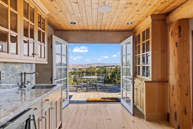 901 N 66th Ave, Yakima, WA 98908