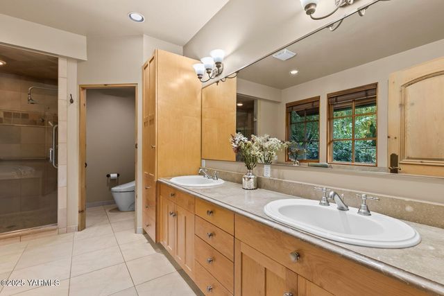 901 N 66th Ave, Yakima, WA 98908