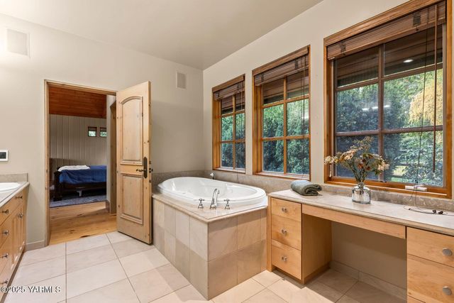 901 N 66th Ave, Yakima, WA 98908