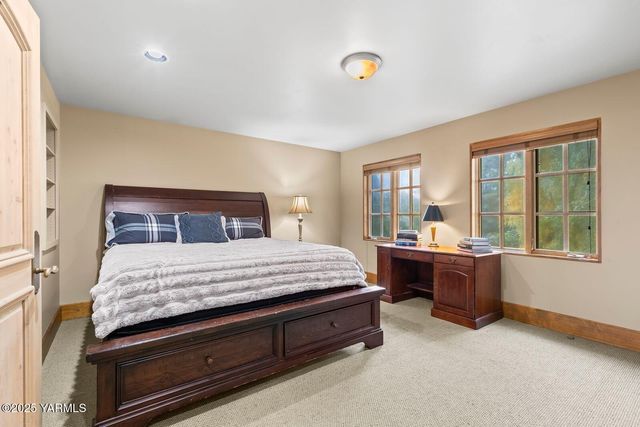 901 N 66th Ave, Yakima, WA 98908