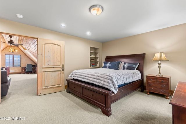 901 N 66th Ave, Yakima, WA 98908