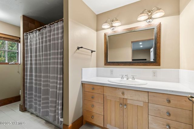 901 N 66th Ave, Yakima, WA 98908