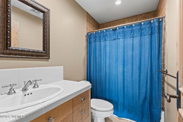 901 N 66th Ave, Yakima, WA 98908