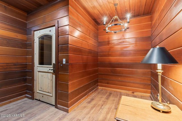 901 N 66th Ave, Yakima, WA 98908