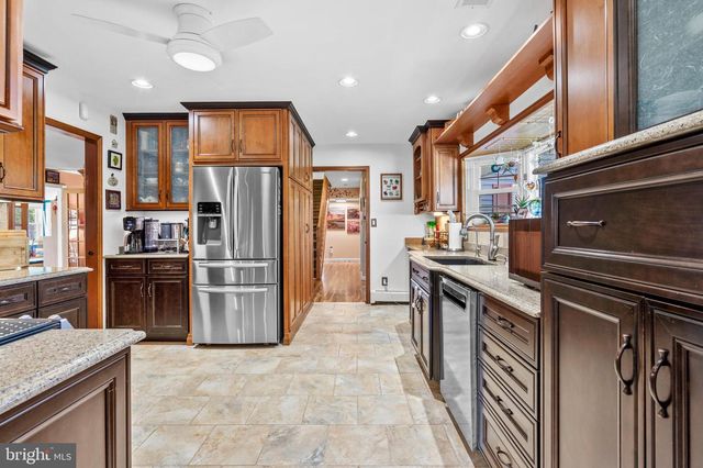 21 RED ROSE DR, Levittown, PA 19056