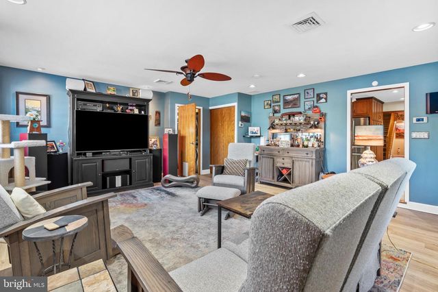 21 RED ROSE DR, Levittown, PA 19056