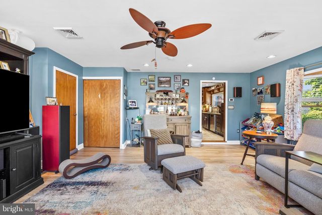 21 RED ROSE DR, Levittown, PA 19056