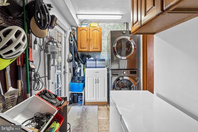 21 RED ROSE DR, Levittown, PA 19056
