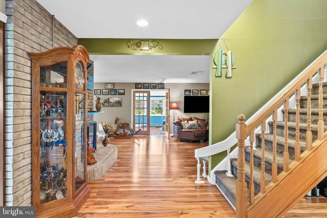 21 RED ROSE DR, Levittown, PA 19056
