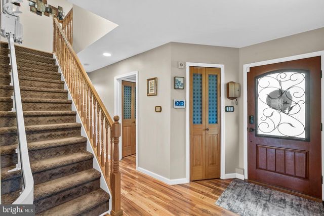 21 RED ROSE DR, Levittown, PA 19056