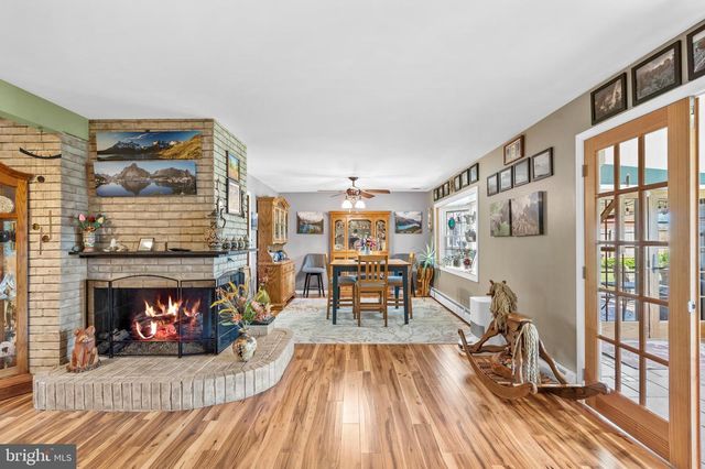 21 RED ROSE DR, Levittown, PA 19056