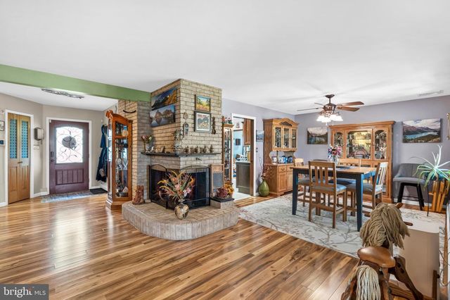 21 RED ROSE DR, Levittown, PA 19056