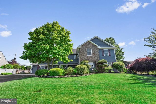 21 RED ROSE DR, Levittown, PA 19056
