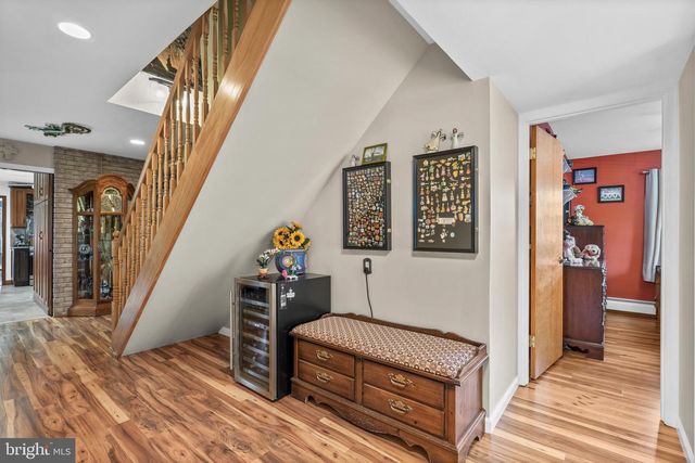21 RED ROSE DR, Levittown, PA 19056