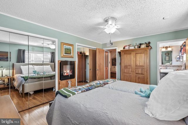 21 RED ROSE DR, Levittown, PA 19056