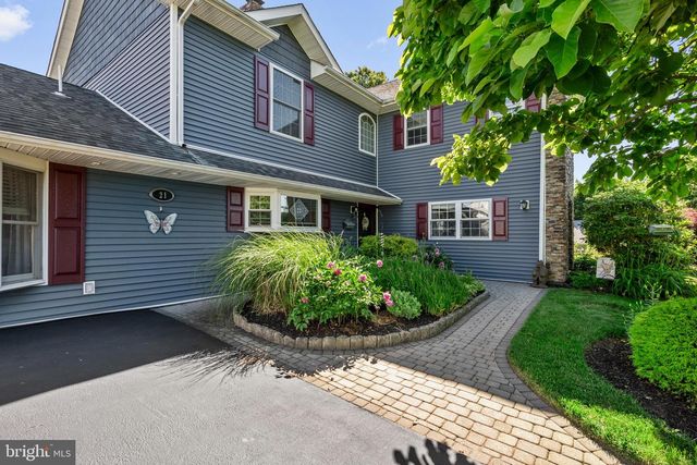 21 RED ROSE DR, Levittown, PA 19056