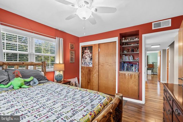 21 RED ROSE DR, Levittown, PA 19056