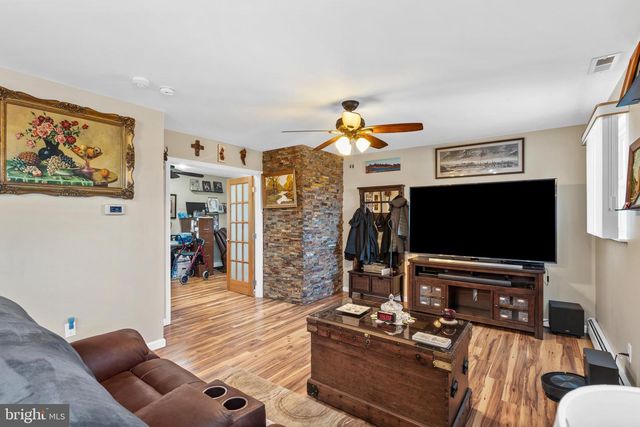 21 RED ROSE DR, Levittown, PA 19056