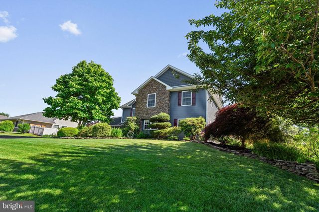 21 RED ROSE DR, Levittown, PA 19056