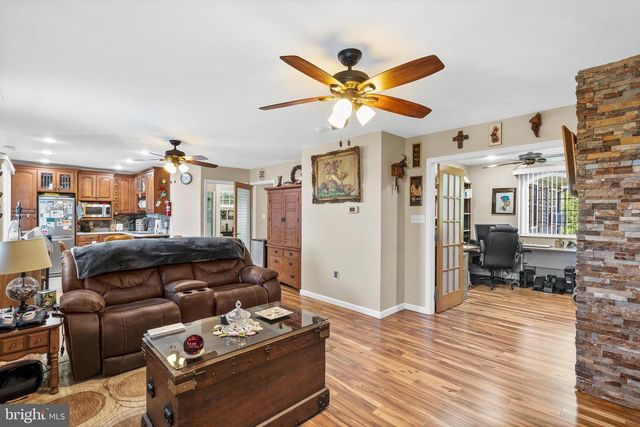 21 RED ROSE DR, Levittown, PA 19056