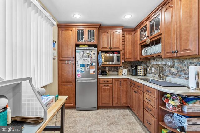 21 RED ROSE DR, Levittown, PA 19056