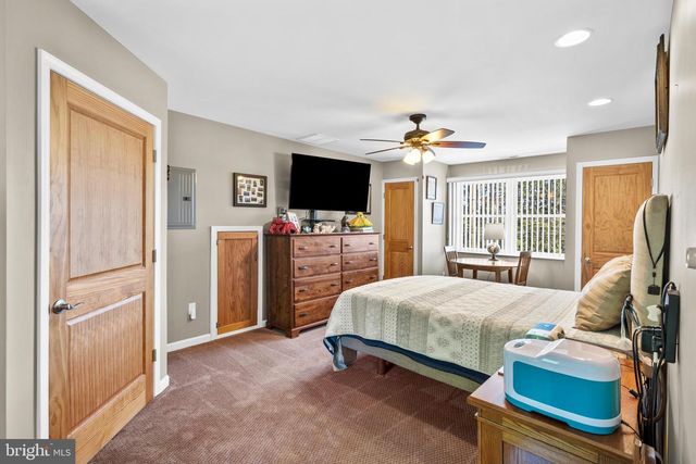 21 RED ROSE DR, Levittown, PA 19056