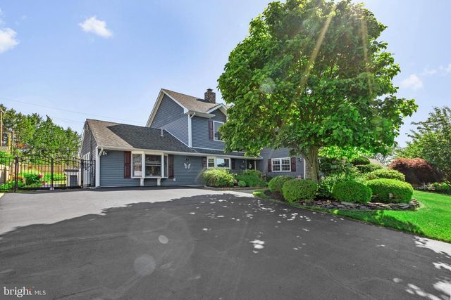 21 RED ROSE DR, Levittown, PA 19056