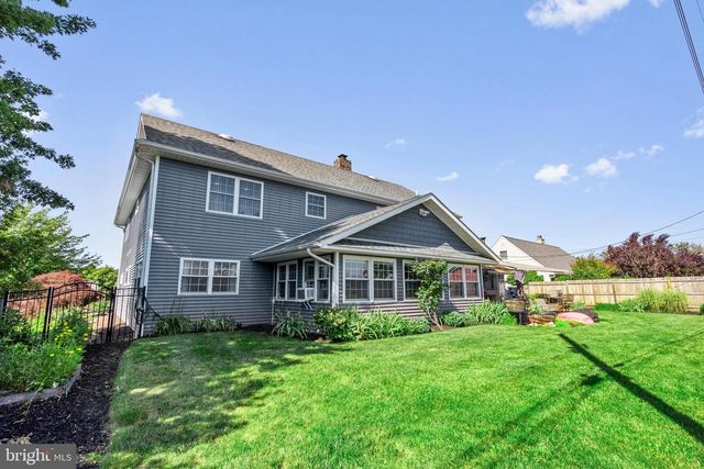 21 RED ROSE DR, Levittown, PA 19056