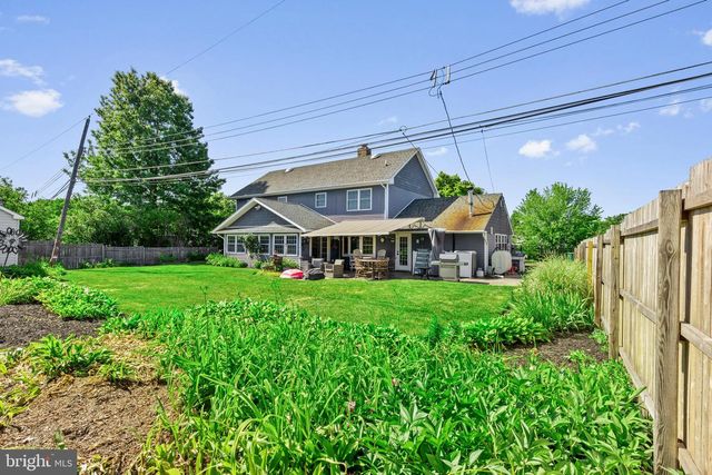 21 RED ROSE DR, Levittown, PA 19056
