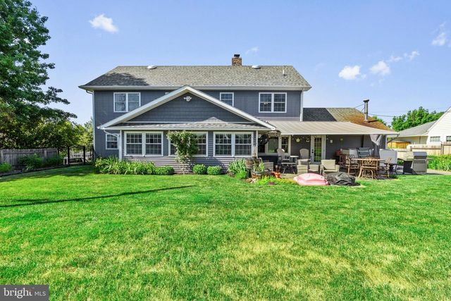 21 RED ROSE DR, Levittown, PA 19056