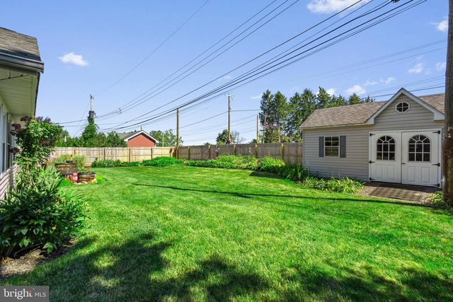 21 RED ROSE DR, Levittown, PA 19056