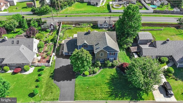 21 RED ROSE DR, Levittown, PA 19056