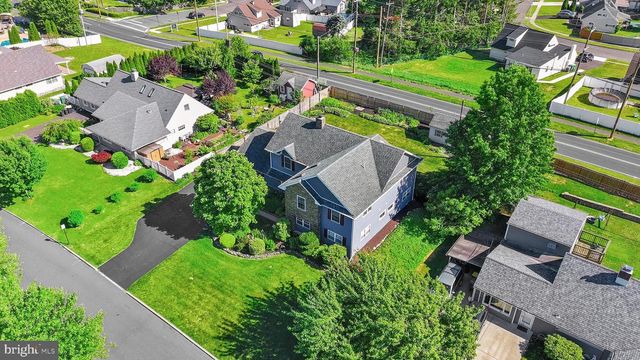 21 RED ROSE DR, Levittown, PA 19056