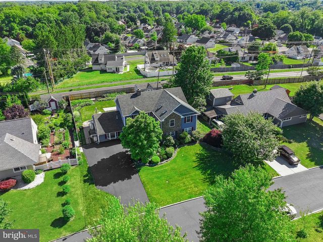 21 RED ROSE DR, Levittown, PA 19056