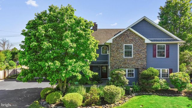 21 RED ROSE DR, Levittown, PA 19056
