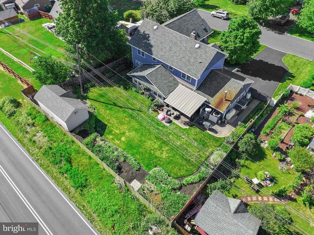 21 RED ROSE DR, Levittown, PA 19056