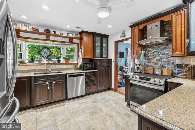 21 RED ROSE DR, Levittown, PA 19056